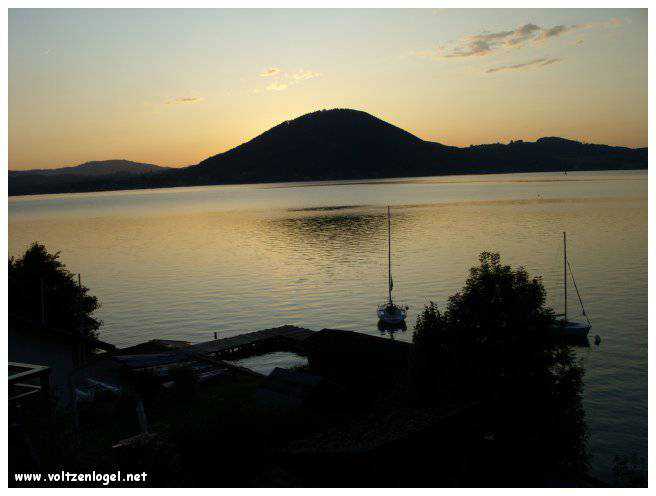 Vue panoramique sur le lac Attersee à Weyregg am Attersee, Salzkammergut, Autriche.