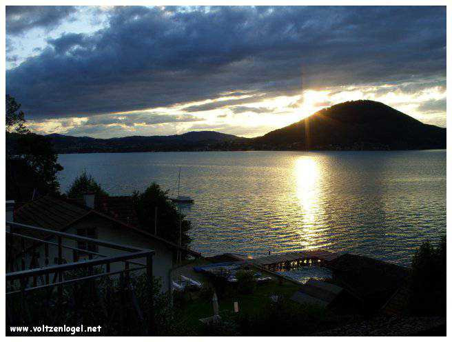 Vue panoramique sur le lac Attersee à Weyregg am Attersee, Salzkammergut, Autriche.