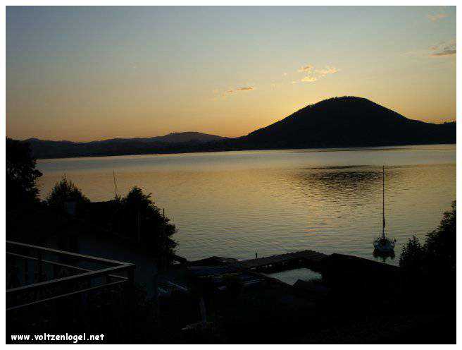Vue panoramique sur le lac Attersee à Weyregg am Attersee, Salzkammergut, Autriche.