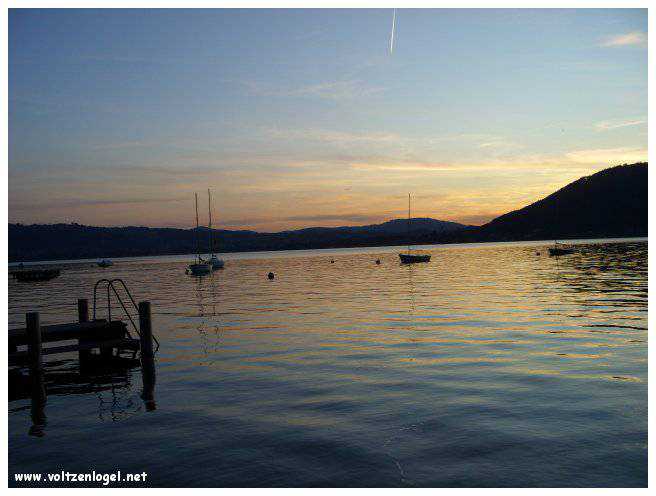 Vue panoramique sur le lac Attersee à Weyregg am Attersee, Salzkammergut, Autriche.