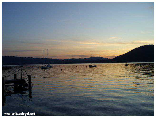 Vue panoramique sur le lac Attersee à Weyregg am Attersee, Salzkammergut, Autriche.