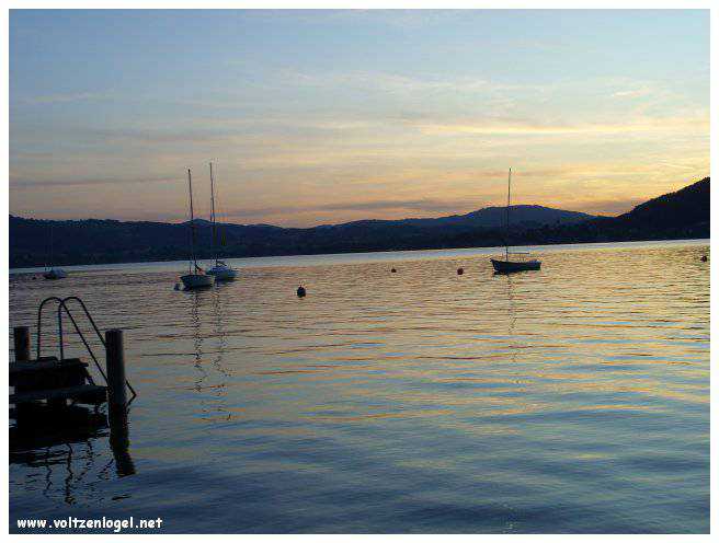 Vue panoramique sur le lac Attersee à Weyregg am Attersee, Salzkammergut, Autriche.