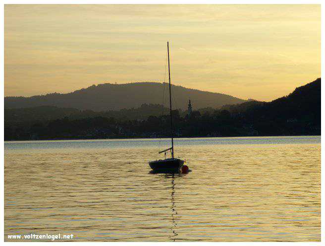 Vue panoramique sur le lac Attersee à Weyregg am Attersee, Salzkammergut, Autriche.