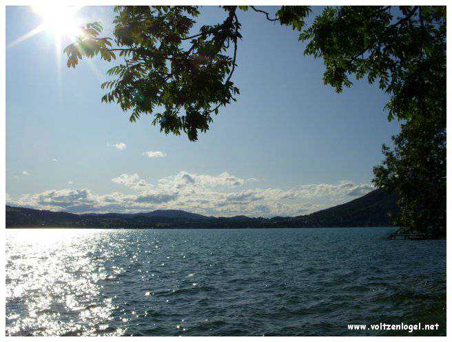 Vue panoramique sur le lac Attersee à Weyregg am Attersee, Salzkammergut, Autriche.