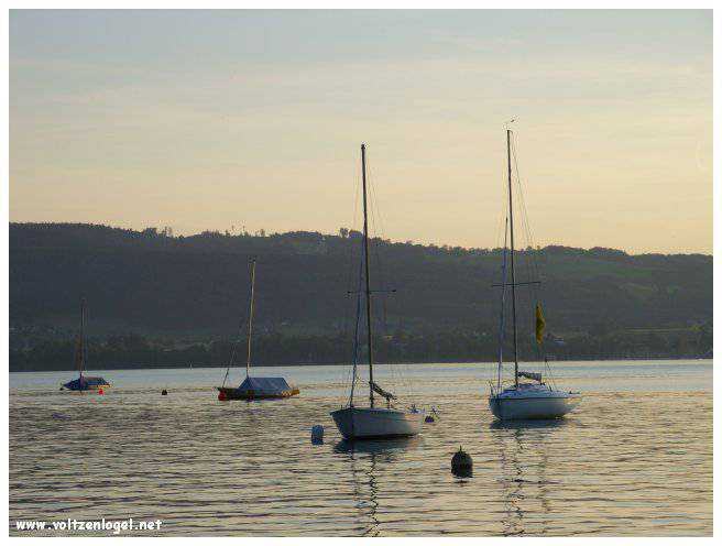 Vue panoramique sur le lac Attersee à Weyregg am Attersee, Salzkammergut, Autriche.
