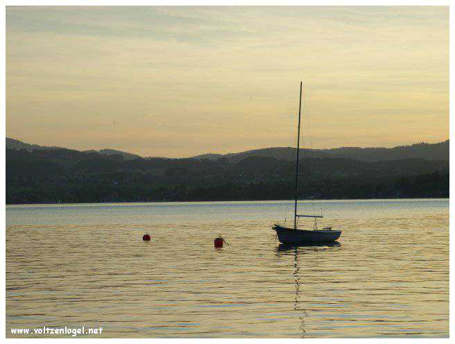Vue panoramique sur le lac Attersee à Weyregg am Attersee, Salzkammergut, Autriche.