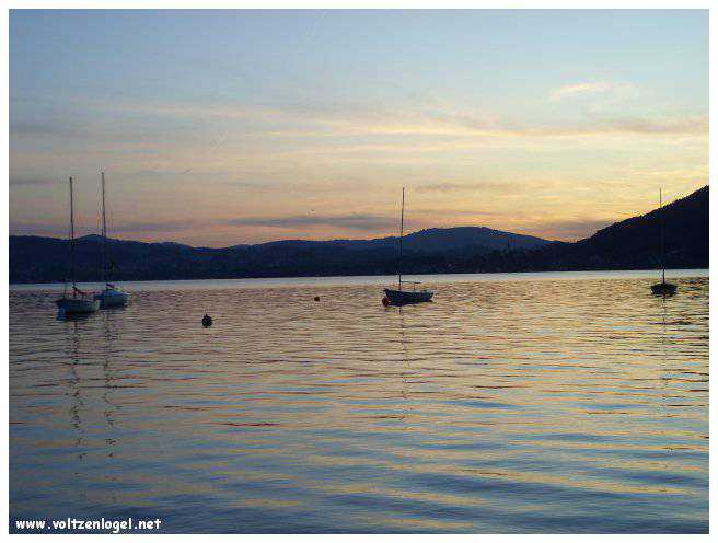 Vue panoramique sur le lac Attersee à Weyregg am Attersee, Salzkammergut, Autriche.