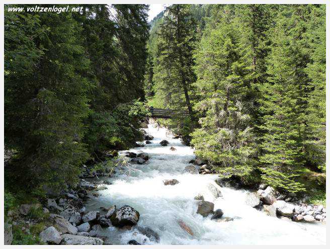 Vue spectaculaire de la Cascade de Grawa dans la vallée Stubaital en Autriche