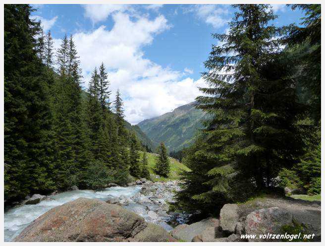 Vue spectaculaire de la Cascade de Grawa dans la vallée Stubaital en Autriche