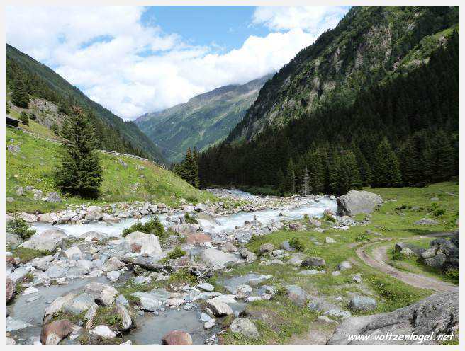 Vue spectaculaire de la Cascade de Grawa dans la vallée Stubaital en Autriche