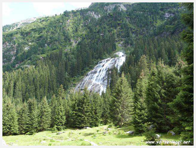 Vue spectaculaire de la Cascade de Grawa dans la vallée Stubaital en Autriche