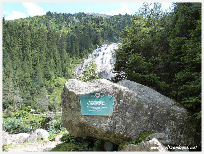 Vue spectaculaire de la Cascade de Grawa dans la vallée Stubaital en Autriche