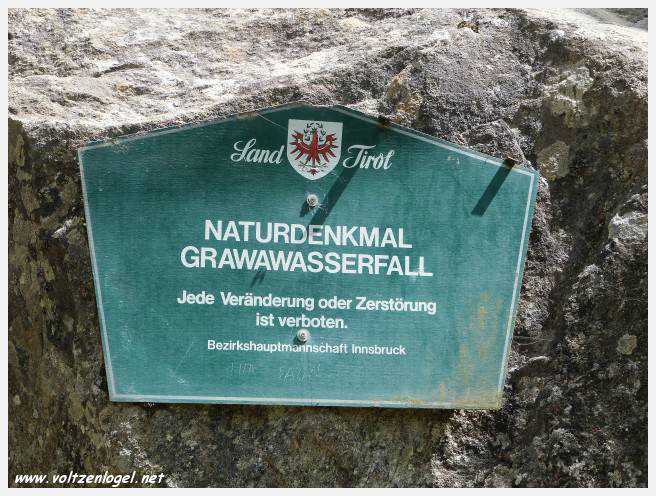 Vue spectaculaire de la Cascade de Grawa dans la vallée Stubaital en Autriche
