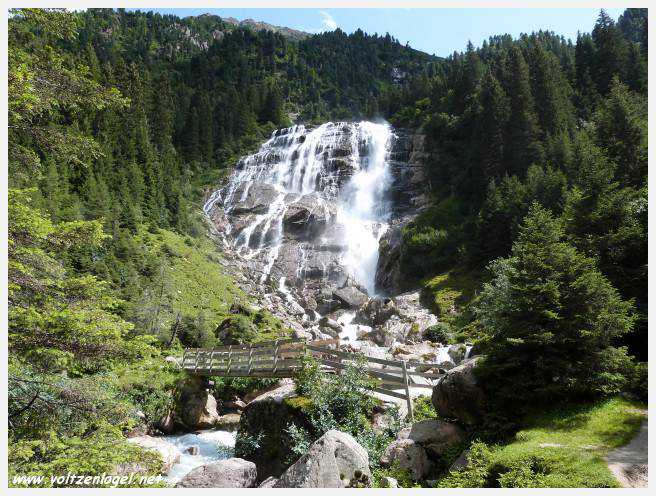 Vue spectaculaire de la Cascade de Grawa dans la vallée Stubaital en Autriche