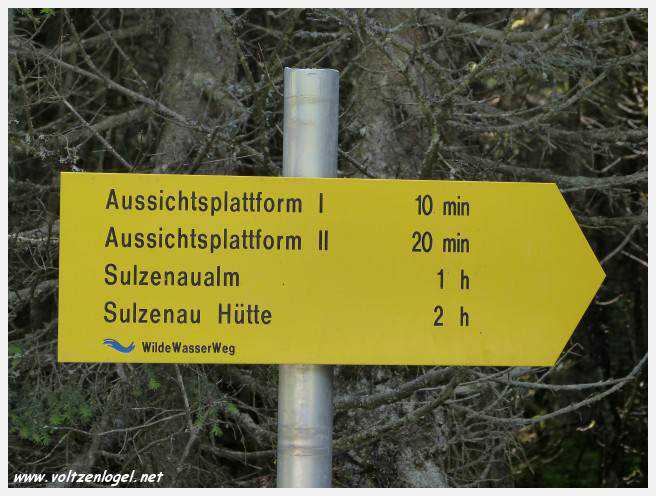 Vue spectaculaire de la Cascade de Grawa dans la vallée Stubaital en Autriche