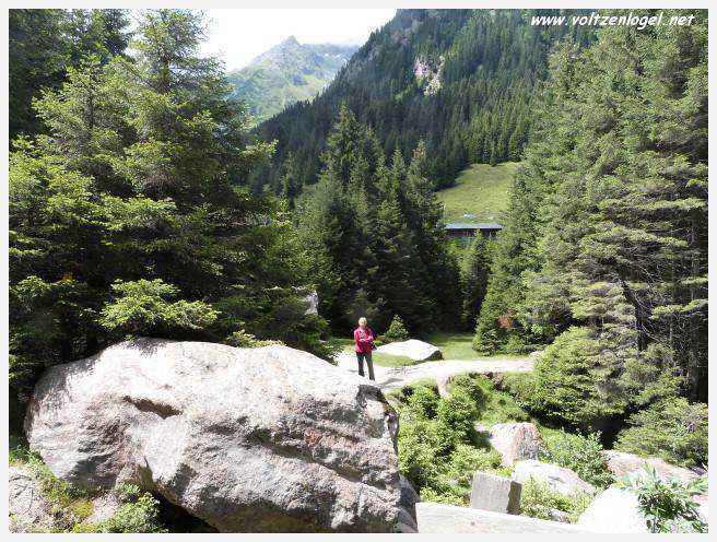 Vue spectaculaire de la Cascade de Grawa dans la vallée Stubaital en Autriche