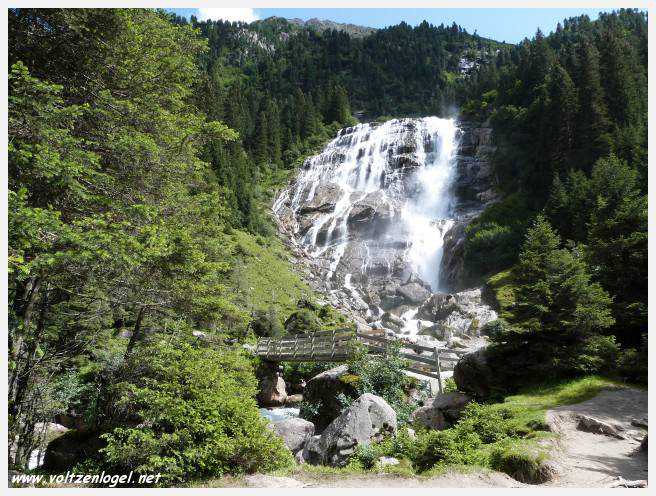 Vue spectaculaire de la Cascade de Grawa dans la vallée Stubaital en Autriche