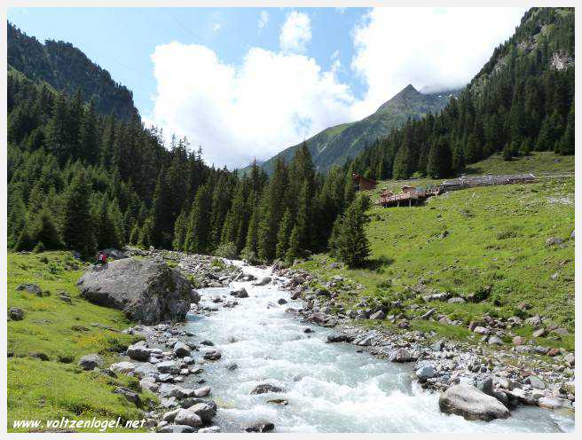 Vue spectaculaire de la Cascade de Grawa dans la vallée Stubaital en Autriche