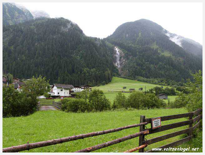 Vue spectaculaire de la Cascade de Grawa dans la vallée Stubaital en Autriche