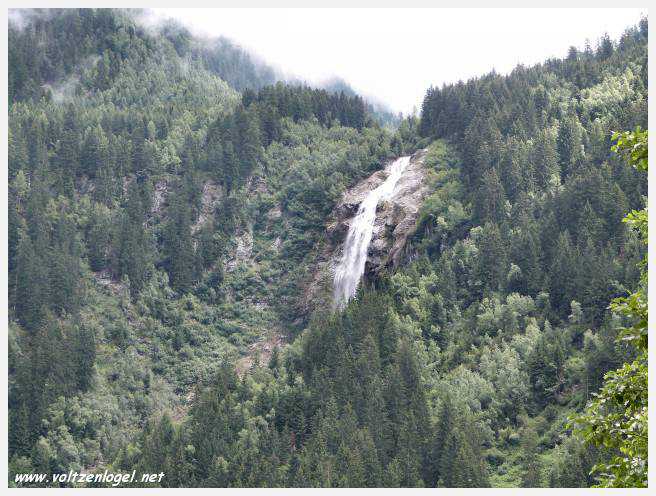 Vue spectaculaire de la Cascade de Grawa dans la vallée Stubaital en Autriche