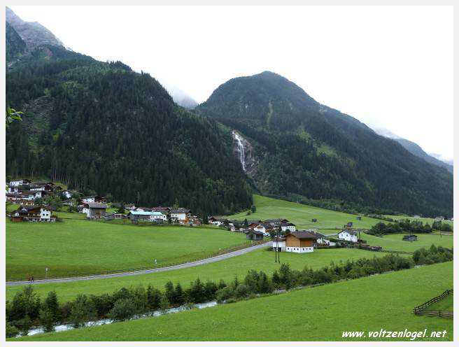 Vue spectaculaire de la Cascade de Grawa dans la vallée Stubaital en Autriche