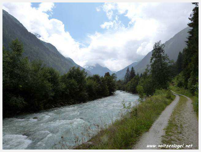Vue spectaculaire de la Cascade de Grawa dans la vallée Stubaital en Autriche