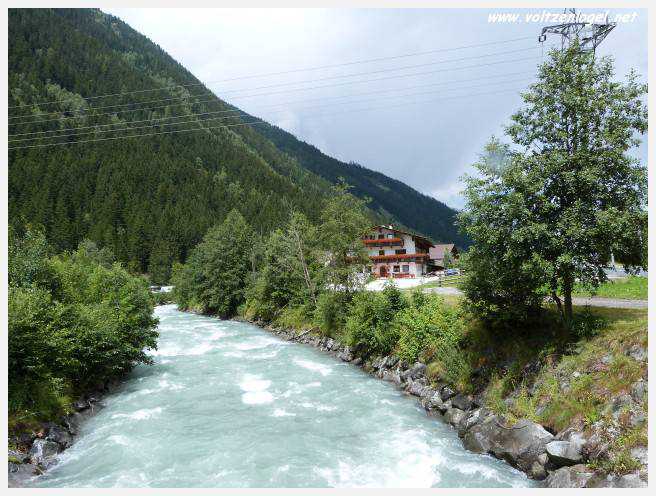 Vue spectaculaire de la Cascade de Grawa dans la vallée Stubaital en Autriche
