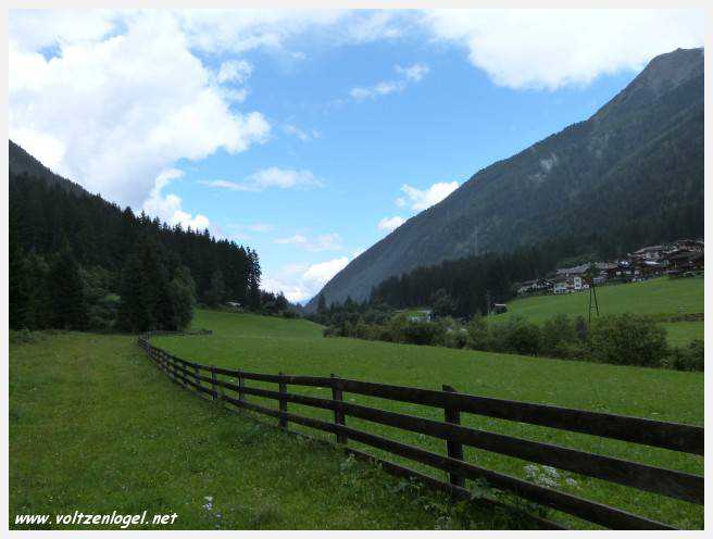 Vue spectaculaire de la Cascade de Grawa dans la vallée Stubaital en Autriche