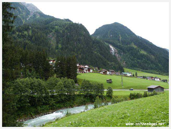 Vue spectaculaire de la Cascade de Grawa dans la vallée Stubaital en Autriche