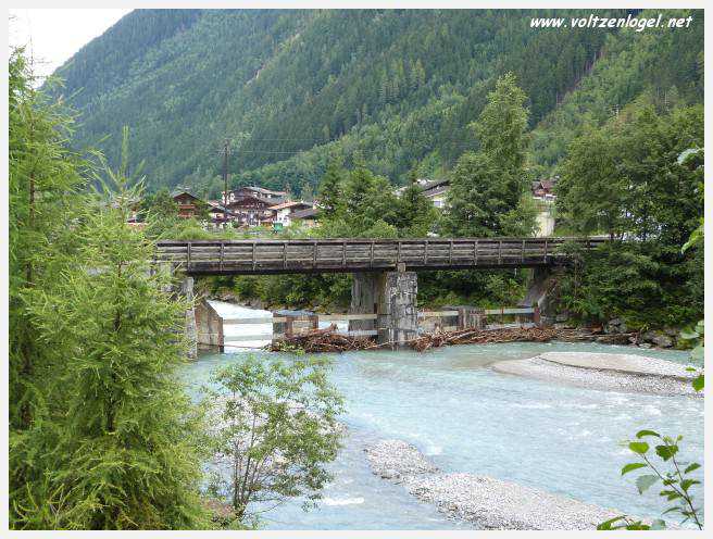 Vue spectaculaire de la Cascade de Grawa dans la vallée Stubaital en Autriche