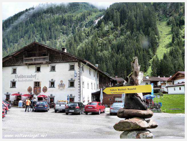 Vue spectaculaire de la Cascade de Grawa dans la vallée Stubaital en Autriche