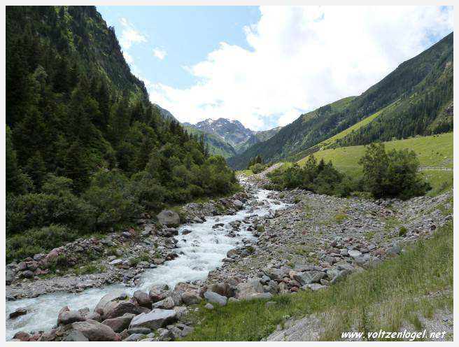 Vue spectaculaire de la Cascade de Grawa dans la vallée Stubaital en Autriche