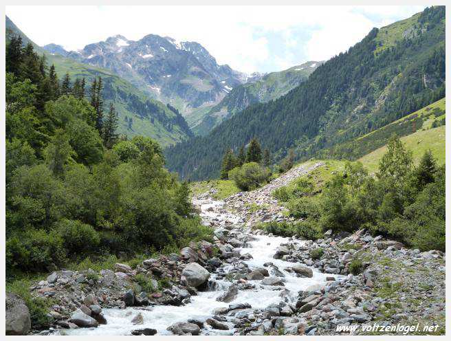 Vue spectaculaire de la Cascade de Grawa dans la vallée Stubaital en Autriche