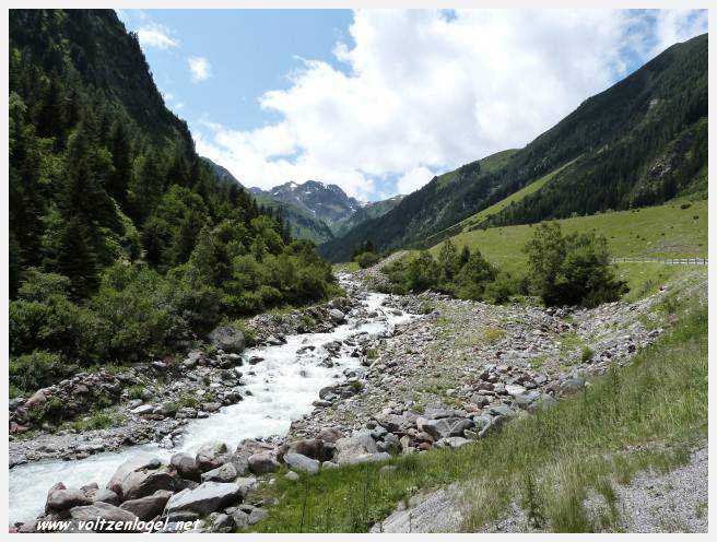Vue spectaculaire de la Cascade de Grawa dans la vallée Stubaital en Autriche