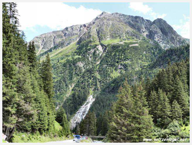 Vue spectaculaire de la Cascade de Grawa dans la vallée Stubaital en Autriche