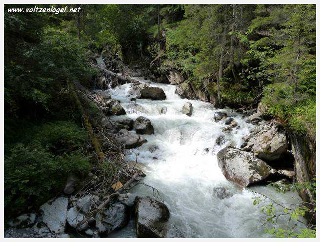 Vue spectaculaire de la Cascade de Grawa dans la vallée Stubaital en Autriche
