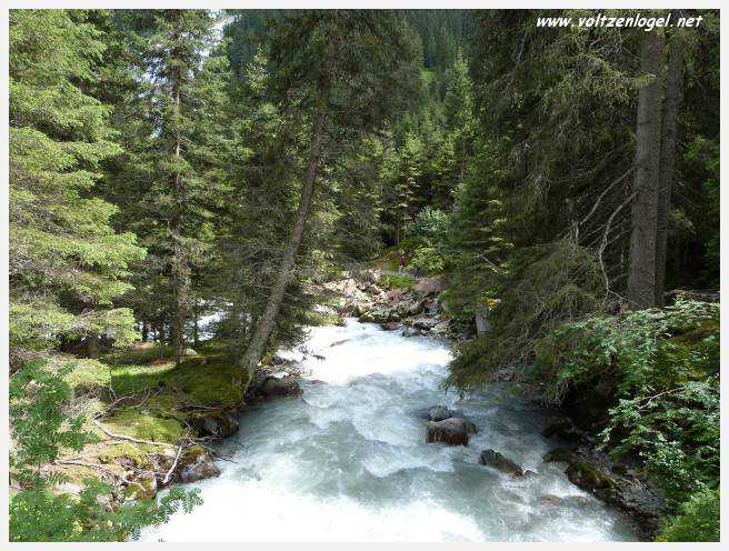 Vue spectaculaire de la Cascade de Grawa dans la vallée Stubaital en Autriche