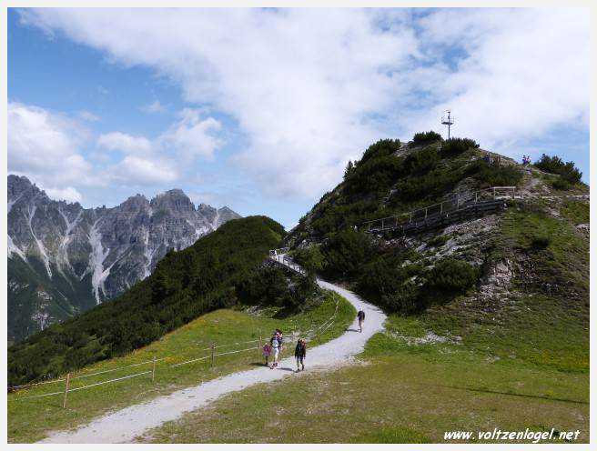 Panorama hivernal de Schlick2000, avec des skieurs dévalant les pistes enneigées des Alpes autrichiennes