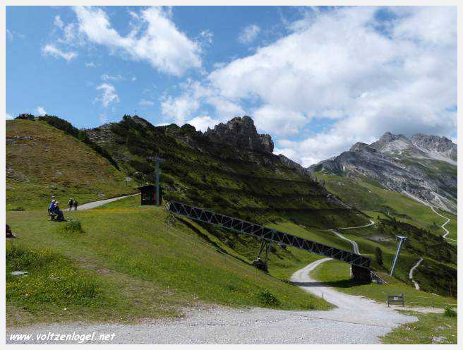 Panorama hivernal de Schlick2000, avec des skieurs dévalant les pistes enneigées des Alpes autrichiennes