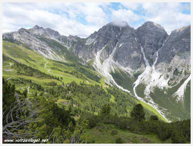 Panorama hivernal de Schlick2000, avec des skieurs dévalant les pistes enneigées des Alpes autrichiennes