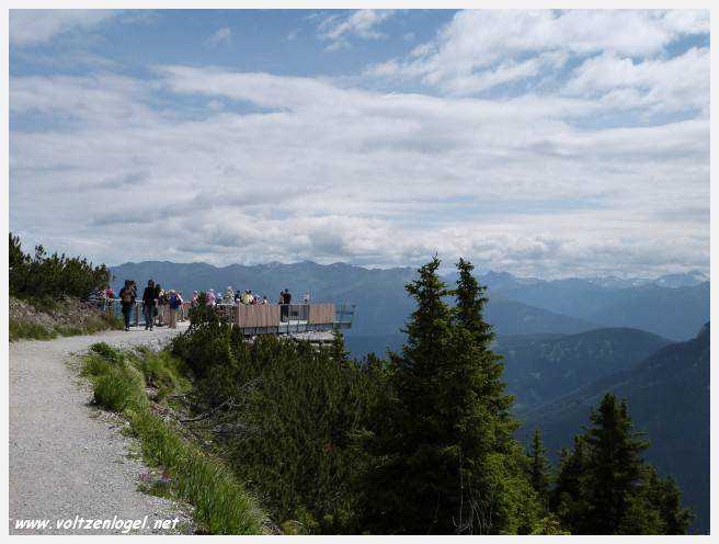 Panorama hivernal de Schlick2000, avec des skieurs dévalant les pistes enneigées des Alpes autrichiennes