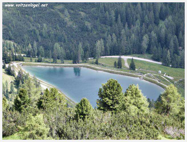 Panorama hivernal de Schlick2000, avec des skieurs dévalant les pistes enneigées des Alpes autrichiennes