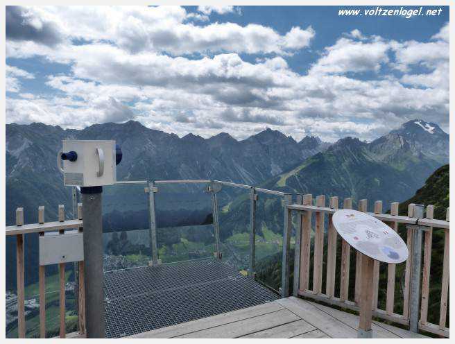 Panorama hivernal de Schlick2000, avec des skieurs dévalant les pistes enneigées des Alpes autrichiennes
