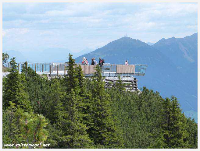 Panorama hivernal de Schlick2000, avec des skieurs dévalant les pistes enneigées des Alpes autrichiennes