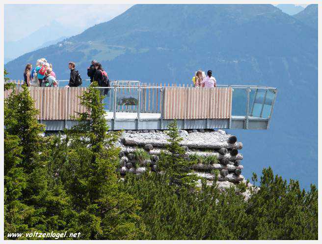 Panorama hivernal de Schlick2000, avec des skieurs dévalant les pistes enneigées des Alpes autrichiennes