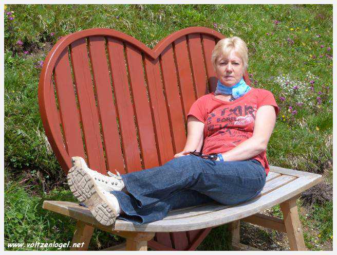 Panorama hivernal de Schlick2000, avec des skieurs dévalant les pistes enneigées des Alpes autrichiennes
