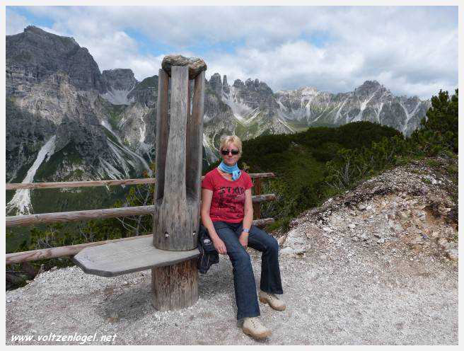 Panorama hivernal de Schlick2000, avec des skieurs dévalant les pistes enneigées des Alpes autrichiennes