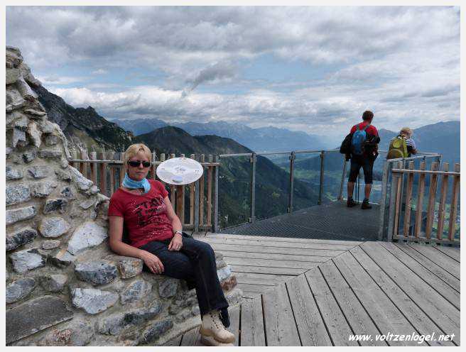 Panorama hivernal de Schlick2000, avec des skieurs dévalant les pistes enneigées des Alpes autrichiennes