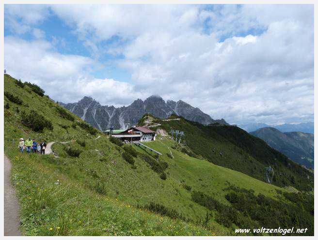 Panorama hivernal de Schlick2000, avec des skieurs dévalant les pistes enneigées des Alpes autrichiennes
