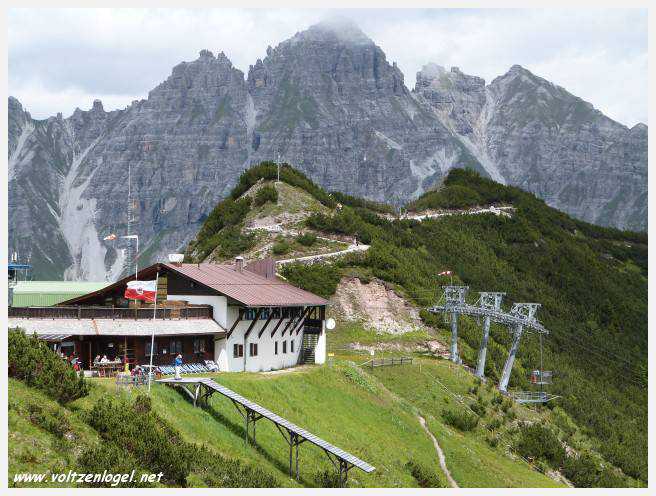 Panorama hivernal de Schlick2000, avec des skieurs dévalant les pistes enneigées des Alpes autrichiennes